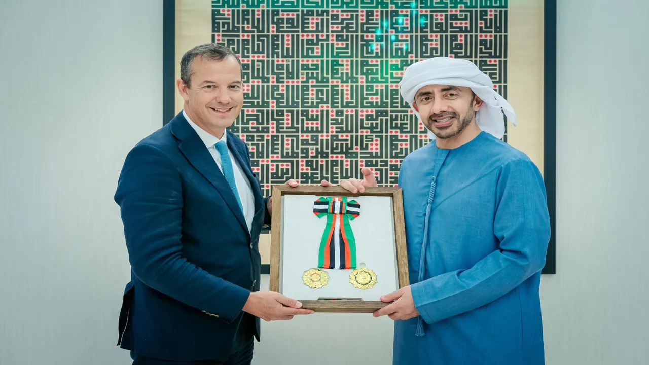 رئيس الدولة يمنح وسام الاستقلال لسفير المملكة المتحدة من الطبقة الأولى